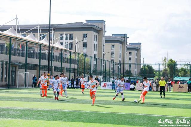 阿斯：莱万在巴萨陷入困境